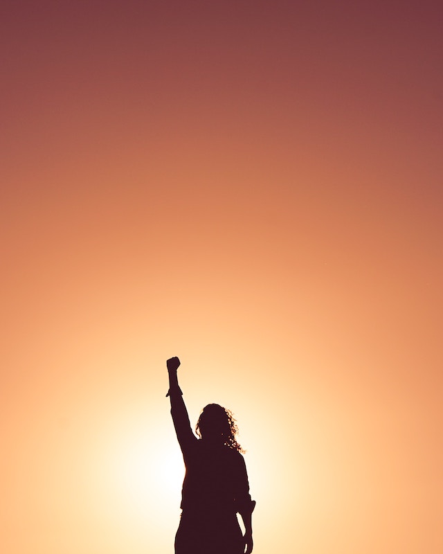 silouette of a woman overcoming anxiety in the sunset